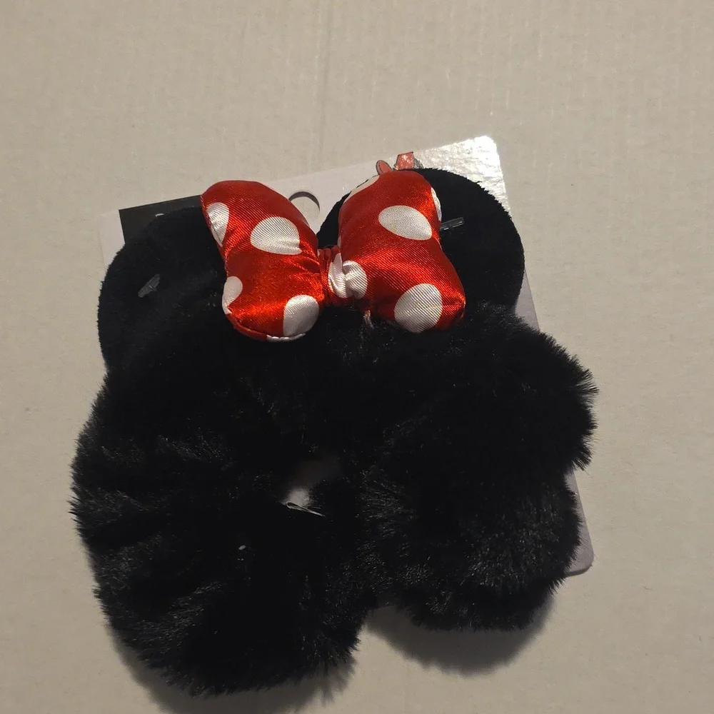 NWT Minnie Mouse Furry Scrunchie